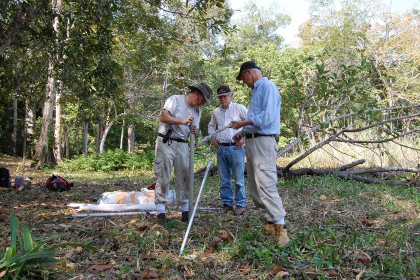 Komandos nariai ruošiasi imti nuosėdų mėginius, kad nustatytų, kokios medžiagos buvo viename iš Tikalio rezervuarų skirtinguose jo istorijos etapuose.<br> Liwy Grazioso Sierra nuotr.