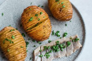 Keptos bulvės su silke ir stalą papuoš, ir valgytojus pradžiugins