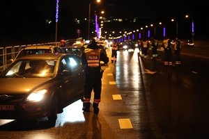 Už naudojimąsi mobiliuoju stabdytas vairuotojas, pasirodo, gyventojus vežiojo būdamas neblaivus