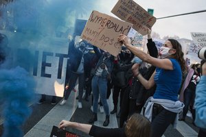 Lenkiją drebinant protestams kyla įtarimas: abortų uždraudimas – dūmų uždanga dėl pandemijos?