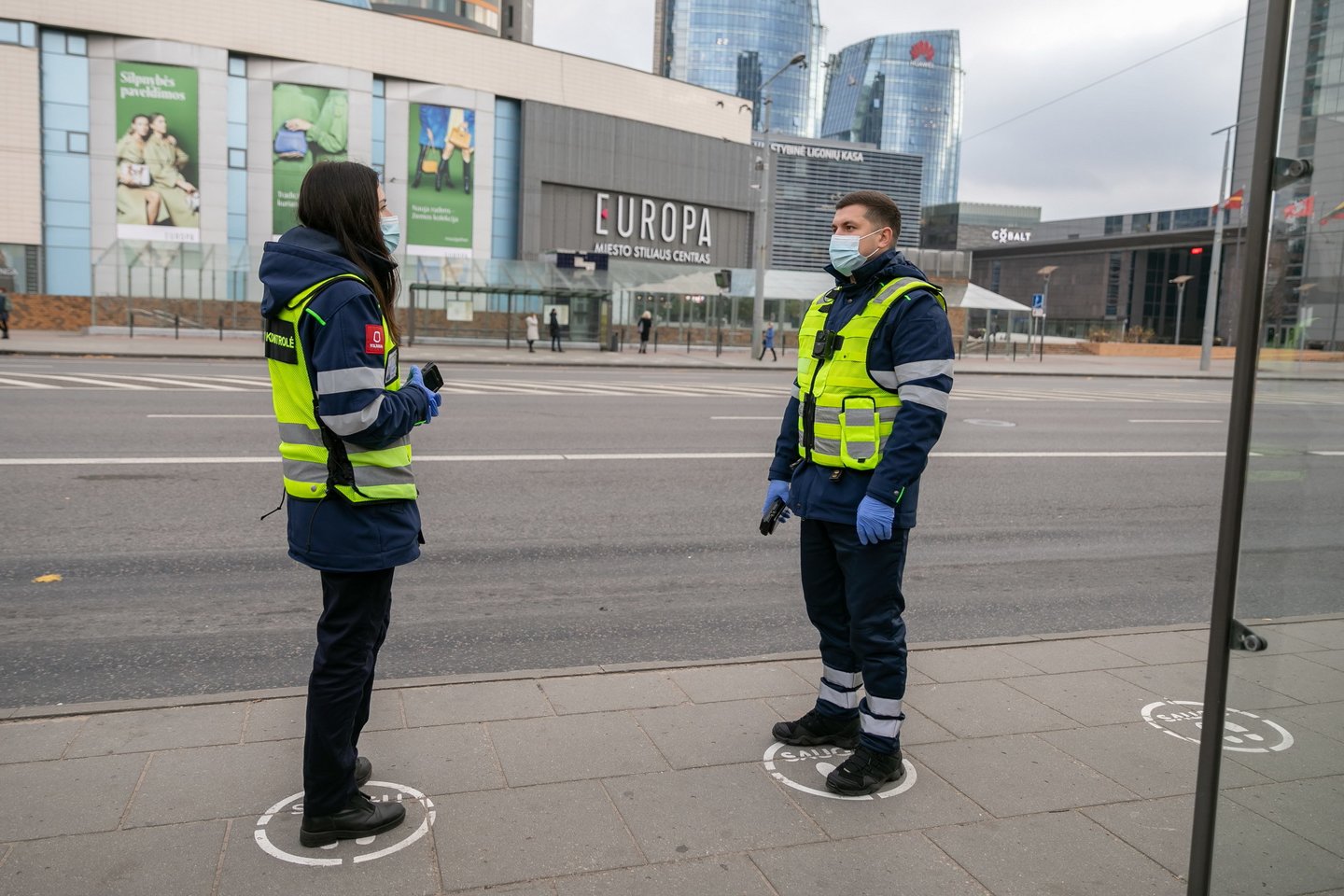 Nuo spalio 28 d. sostinėje pradedantį galioti lokalų karantiną, Vilnius primena būtinąsias saugumo priemones viešajame transporte, stotelėse.<br>Pranešimo autorių nuotr