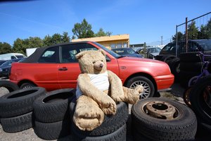Paradoksas: lietuviai gali sau leisti naujus automobilius, bet renkasi naudotus
