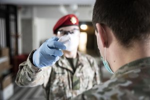 Lietuvos kariuomenė grįžta prie pasiteisinusių koronoviruso plitimo prevencijos priemonių