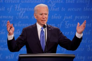 J. Bidenas tvirtina kovosiąs su koronaviruso protrūkiu, kaltina D. Trumpą neveiklumu