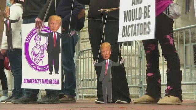 Neįprasta demonstracija: aktyvistai rankose laikė D. Trumpo marionetes