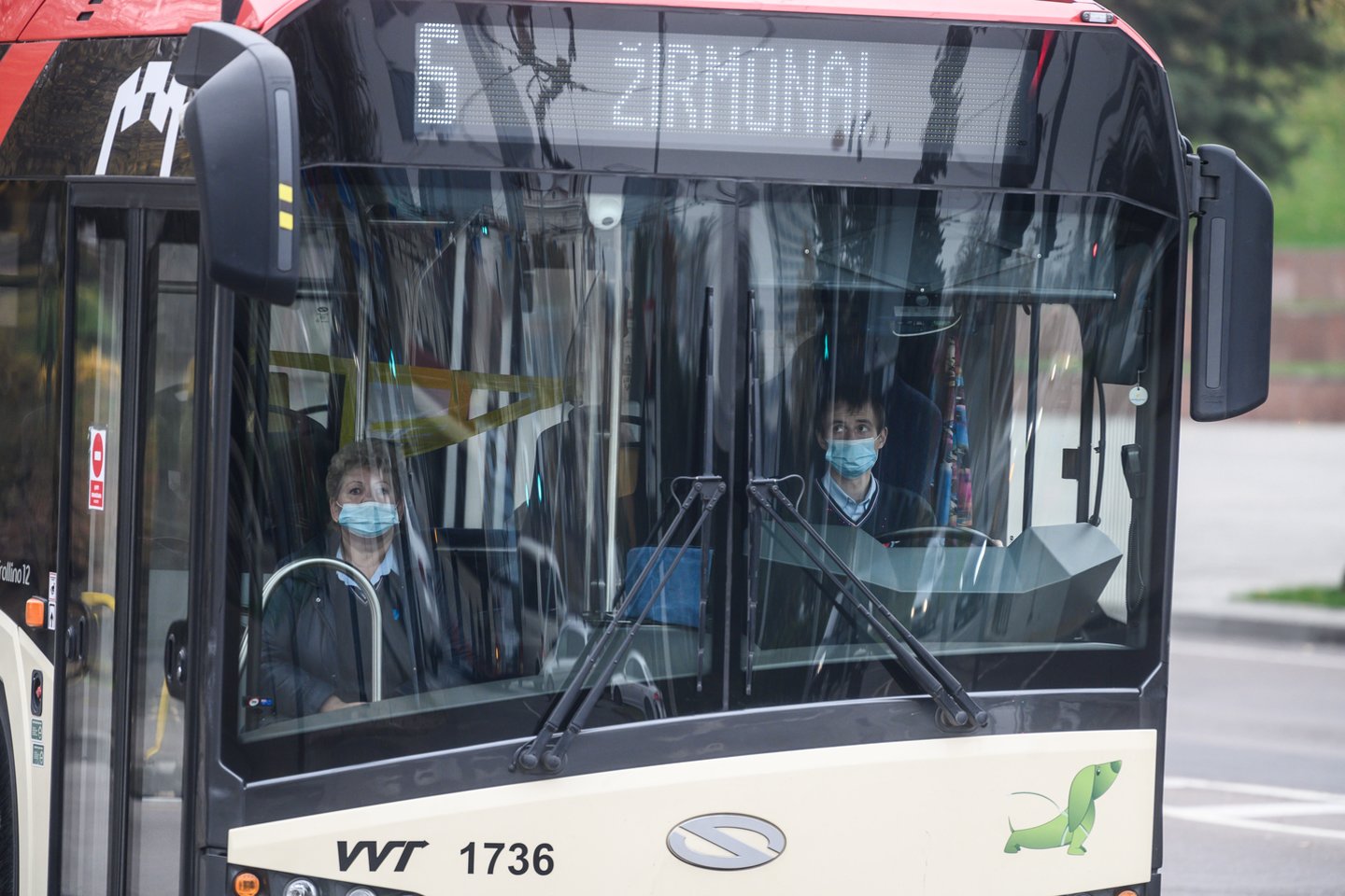 Nuo trečiadienio kaukės privalomos visose viešose vietose Vilniuje.<br>V.Skaraičio nuotr.