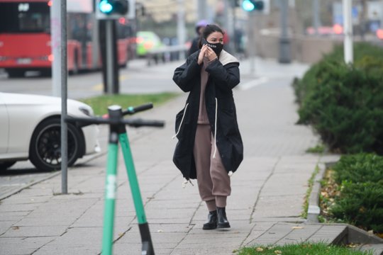 Nuo trečiadienio kaukės privalomos visose viešose vietose Vilniuje.<br>V.Skaraičio nuotr.