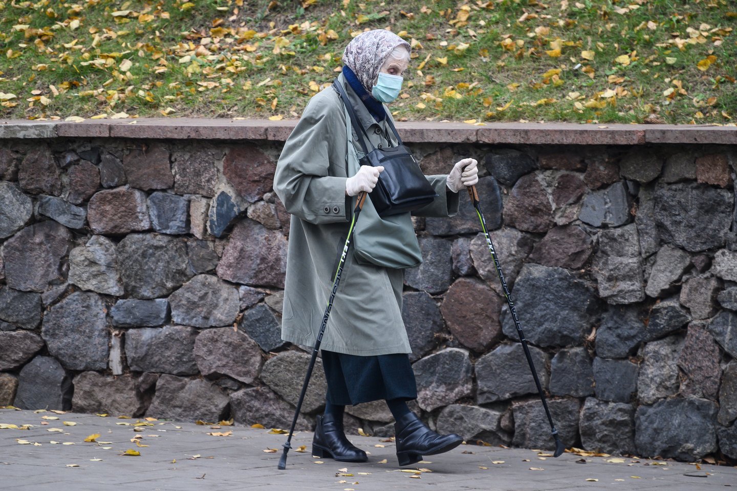 Nuo trečiadienio kaukės privalomos visose viešose vietose Vilniuje.<br>V.Skaraičio nuotr.