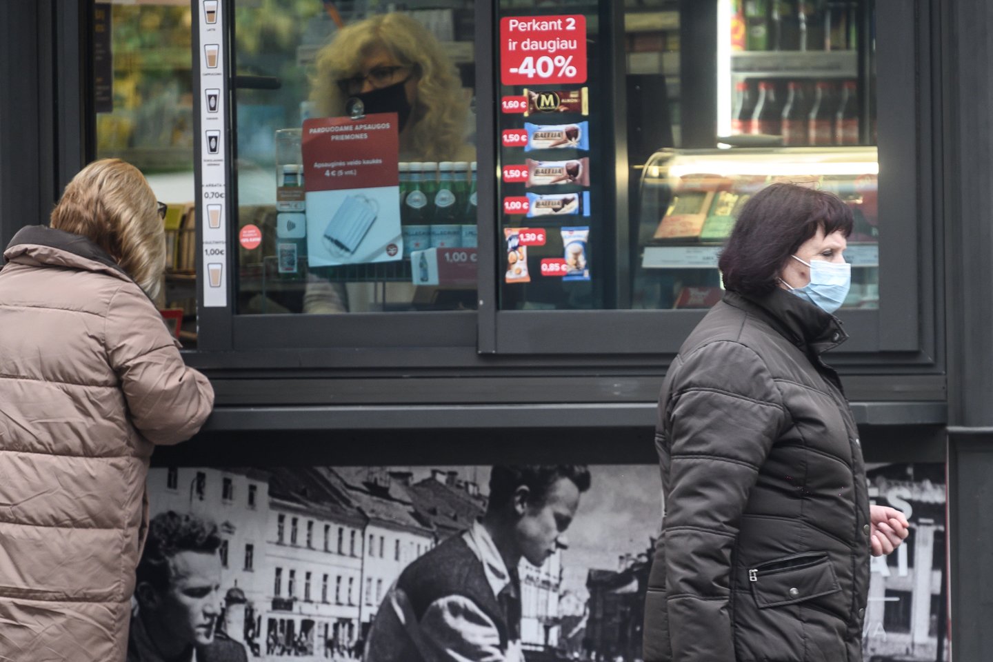 Nuo trečiadienio kaukės privalomos visose viešose vietose Vilniuje.<br>V.Skaraičio nuotr.