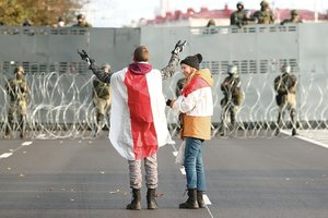  Baltarusijoje sulaikytas politikos konsultantas V. Škliarovas išvyko į JAV
