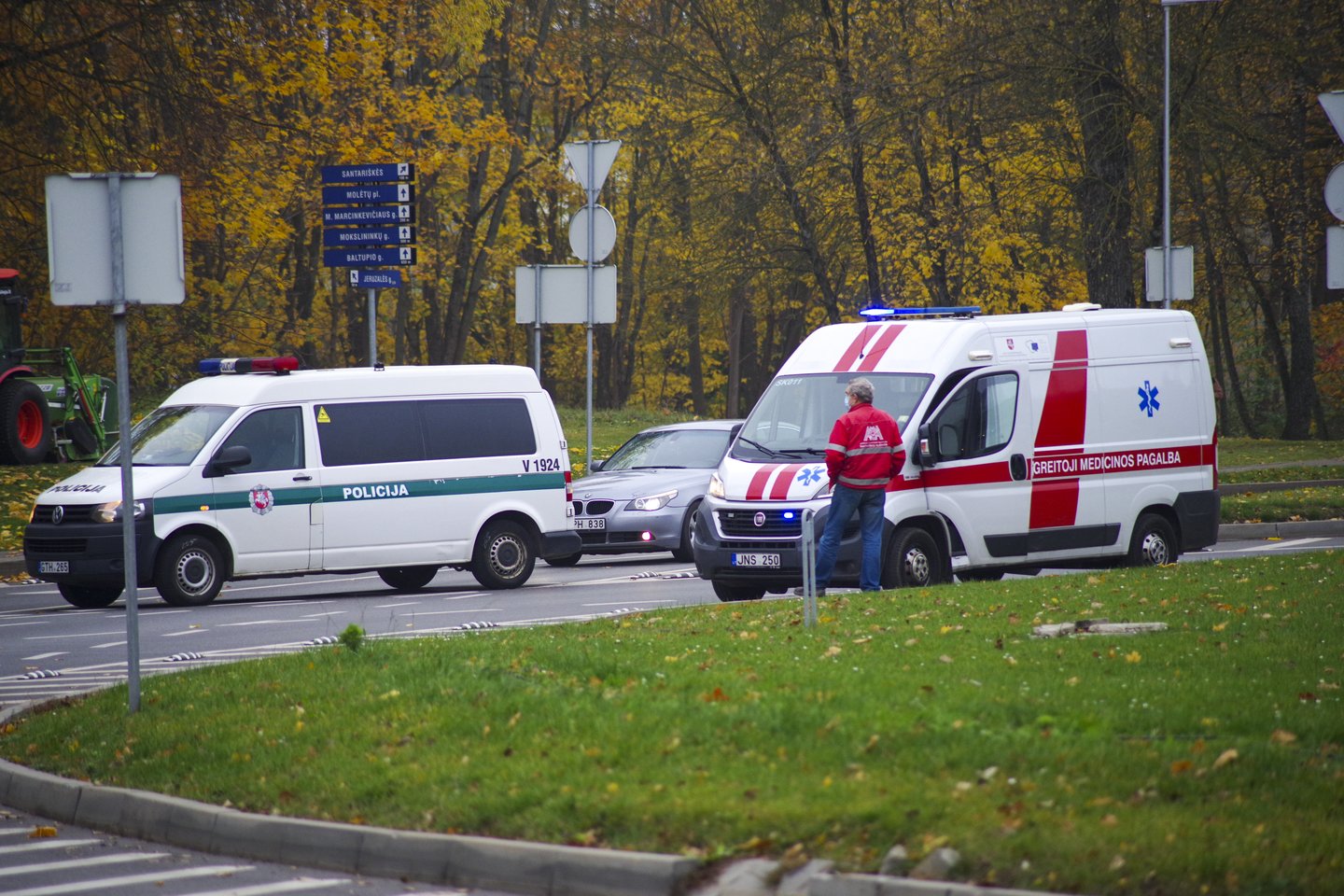 Santariškių eismo žiede sraigtasparnis nusileido su itin svarbiu kroviniu – atskraidino donoro širdį.<br>V.Ščiavinsko nuotr.