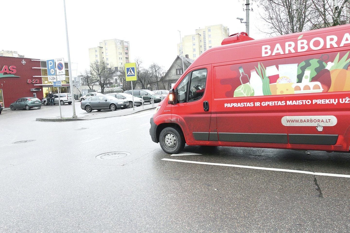 Kaune įsikūrusio elektroninės parduotuvės „Barbora“ Veiverių prekių surinkimo centro administracijos darbuotojui patvirtintas teigiamas koronaviruso testas.