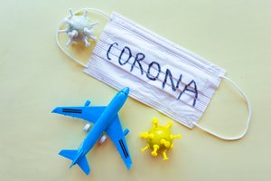 Kur didesnė tikimybė užsikrėsti COVID-19 – lėktuve ar prekybos centre?