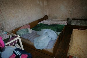 2-mečio barškučio įsiutinta motina sviedė mažylį į sieną, šis krito į medinę lovytę