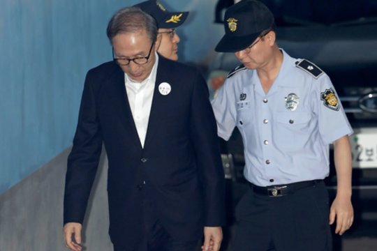 Pietų Korėjos eksprezidentas Lee Myung-bakas grąžinamas į kalėjimą