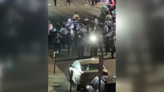 Policija Filadelfijoje ir toliau smurtauja prieš protestuotojus: traukia iš automobilių ir daužo lazdomis