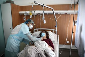 Lenkijoje – vėl nauji užsikrėtimo COVID-19 ir mirties atvejų rekordai