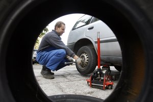 Viskas, ką turite žinoti apie padangų keitimą: kokios geriausios ir apie ką pamiršta vairuotojai