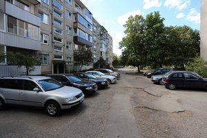 Peiliu badė visų iš eilės automobilių padangas: įtariamasis sulaikytas