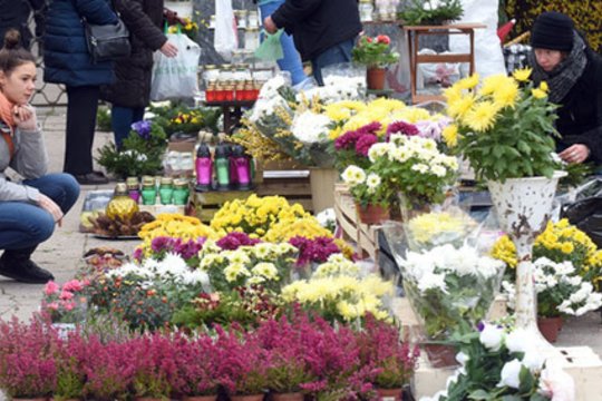 Besiruošiantiems lankyti artimųjų kapus primena neužversti jų plastiku