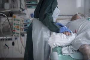 Pamiršę pirmąją koronaviruso bangą moka skaudžiausiai: jei nepakeisime vieno įpročio – laukia tragedija