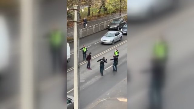 Užfiksavo, kaip Kaune su vyru kovoja net 4 pareigūnai: drama vyko viduryje gatvės