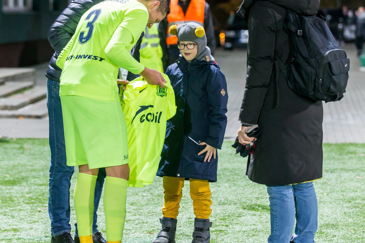 Su futbolu mergaitę supažindinęs D. Malžinskas: „Norėčiau, kad tokie žmonės užpildytų stadionus“<br>fkriteriai.lt nuotr.
