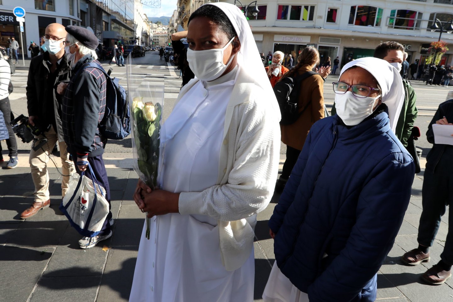 Vienuolės padėjo gėlių išpuolio vietoje prie bažnyčios Nicoje.<br>AFP/Scanpix nuotr.