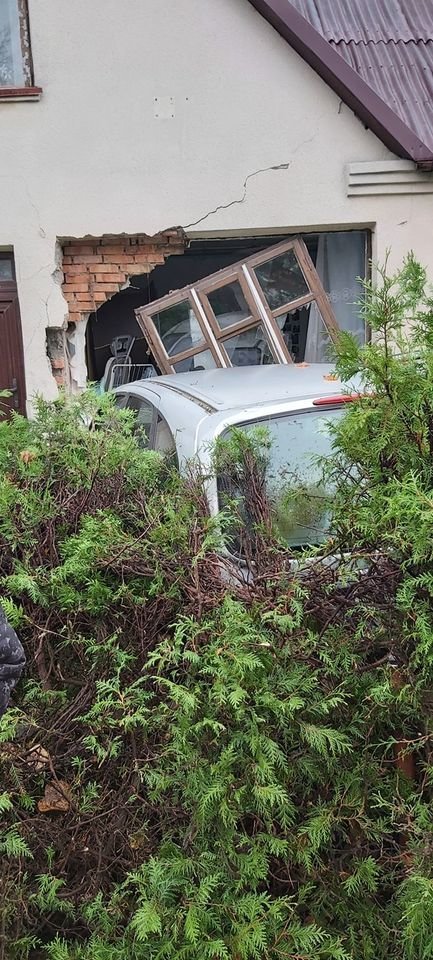  Nesuvaldytas moters automobilis Plungėje rėžėsi į namą.<br> Facebook/Pranešk, kur Policija Plungės rajone/Alvydo P. nuotr.