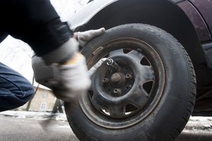 Lietuviai neskuba montuoti žieminių padangų: taupydami jas pasikeičia tik sausį ar vasarį 