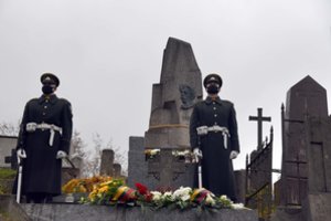 Prieš Vėlines pagerbtas žuvusių Lietuvos gynėjų ir nusipelniusių Lietuvai žmonių atminimas