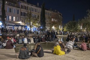 Išnaudojo paskutinę dieną prieš karantiną: susidarė 700 kilometrų kamštis, perpildyti restoranai