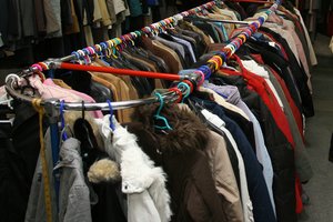 Siūlo išskirtinę galimybę pasidabinti mirusiųjų drabužiais: prekybos idėja verslininkei kilo laidotuvėse