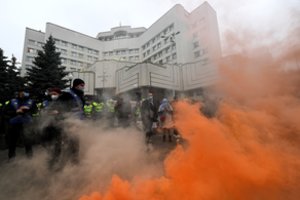  Ukrainoje šimtai protestuoja prieš antikorupcinių įstatymų blokavimą