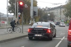 Policininkai užsimerkė prieš kelių chuliganą: komisariato atstovė atsakė nei šį, nei tą