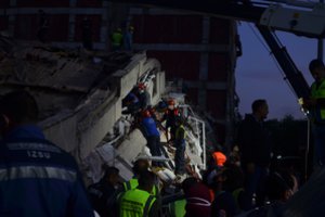 Žemės drebėjimo ir cunamių užklupta Turkija bei Graikija skaičiuoja aukas: gelbėtojai tebeieško dingusių