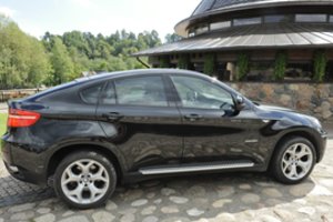 Drastiškas skolos išmušimas Panevėžyje: užpuolikai pagrobė jaunuolio BMW