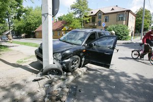 Kelių erelis kaip reikiant pasiautėjo: girtas rėžėsi į stulpą