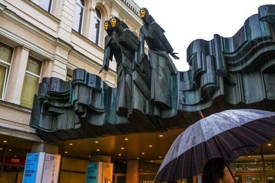 Mažėjant žiūrovų, teatrai sukasi iš padėties: didėja spektaklių transliacijų  internetu pardavimai