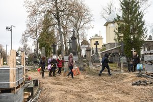 84-erių pedagogė Rasų kapines gelbėja jau tris dešimtmečius: nė vienas kapas nepaliekamas be žvakelės