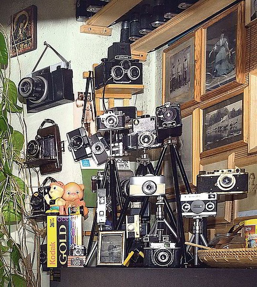 Fotografo Vitalijus Butyrino fotoaparatų kolekcija  jo dirbtuvėje.<br> V. Grigo nuotr.