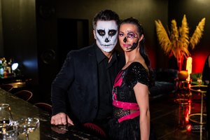 S. Skambinas su mylimąja Živile tapo neatpažįstamais: su žinomais kauniečiais šventė Heloviną