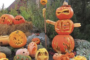 Kretingiškiai „koronę“ baidė šviečiančiais moliūgais: kai kam kompozicija asocijavosi ir su rinkimais