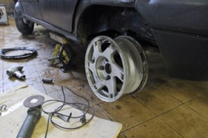 Ne visi autoservisai sutvarko atliekas – gyventojai dėl to sumoka iki 10 mln. eurų per metus