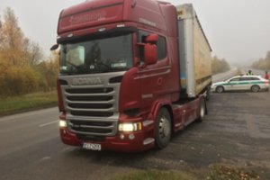 Girtas tarptautinis reisas: pareigūnams įkliuvęs lenkas vilkiko vairuotojas teisinosi gėręs nedaug