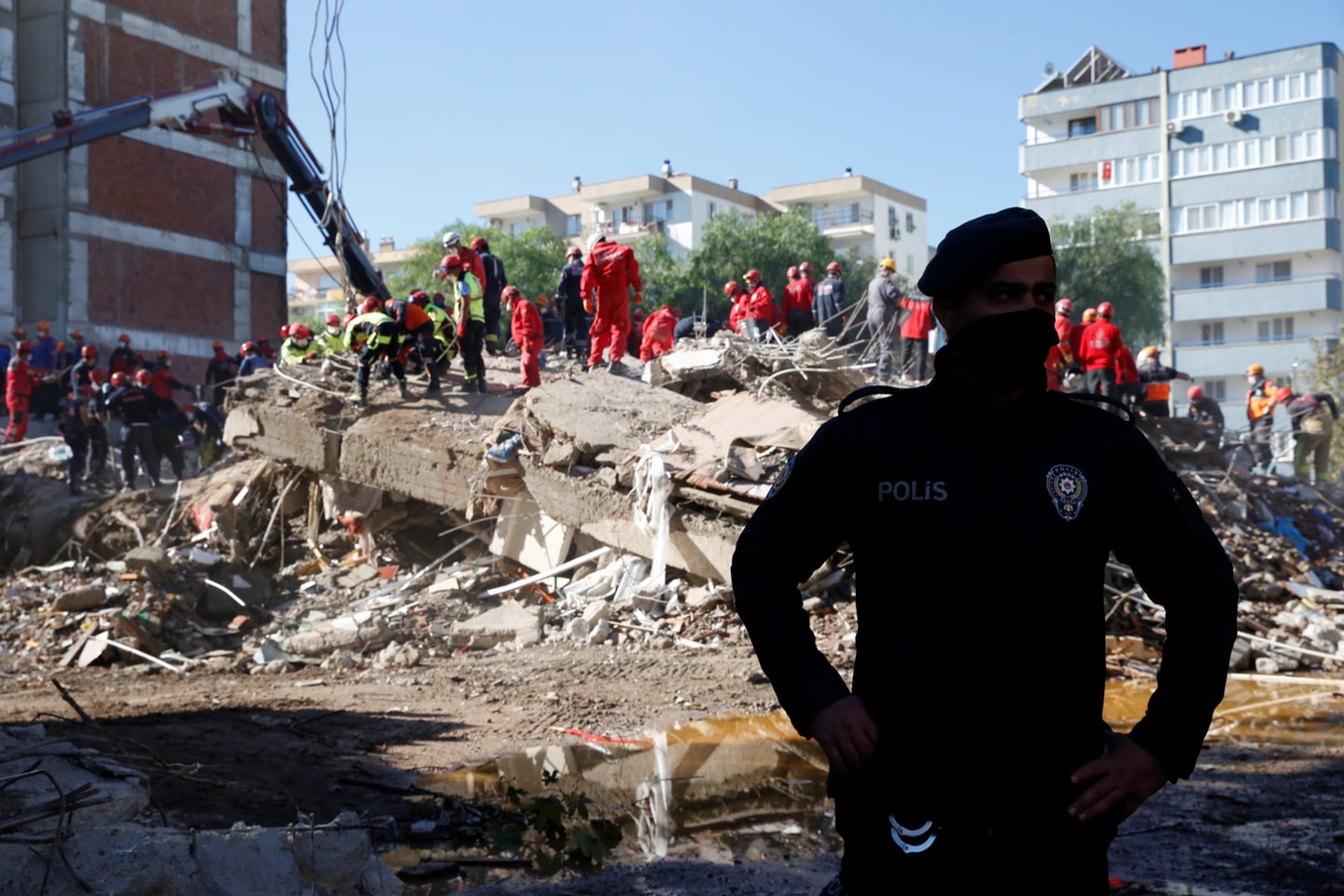  Turkijos vakarinę pakrantę praeitą savaitę supurčiusio stipraus žemės drebėjimo aukų padaugėjo iki 81 žmogaus, pirmadienį pranešė valstybinė Anatolijos naujienų agentūra.<br> Reuters/Scanpix nuotr.