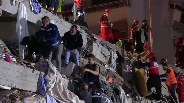 Turkijoje žuvusių per žemės drebėjimą padaugėjo iki 81