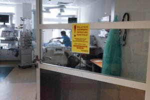 Santaros klinikos pranešė, kiek gydytojų užsikrėtė COVID-19 ir kiek pacientų gydoma