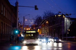 Įspėja vairuotojus: naktį matomumą sunkins rūkas, kelių dangos – šlapios