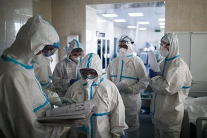 Koronavirusas pasaulyje: Latvija laukia ypatingo valdžios sprendimo, Rusijoje – šimtai mirčių